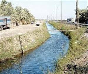 مصر اليوم - ضبط شاحنتين أثناء إفراغ حمولة مواد بترولية بمصرف زراعي في المنصورة