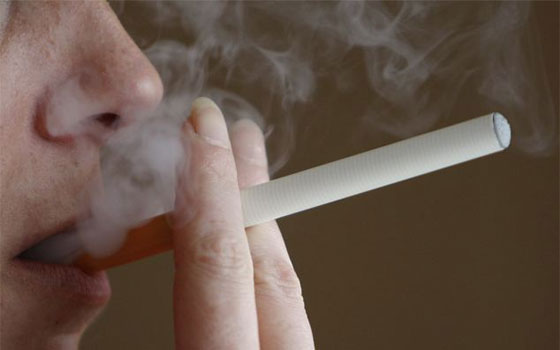 مصر اليوم - الحكومة البريطانية تدرس تقنين تداول السيجارة الإلكترونية بحلول 2016