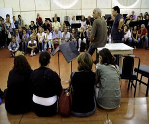 مصر اليوم - مئات من موظفي هيئة التلفزيون اليونانية العامة يواصلون احتلال مقره