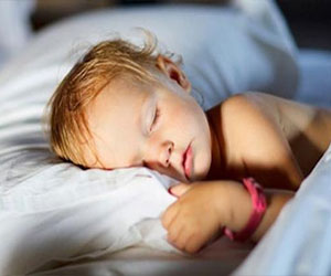 مصر اليوم - كيف تعودين طفلك على النوم بمفرده ؟