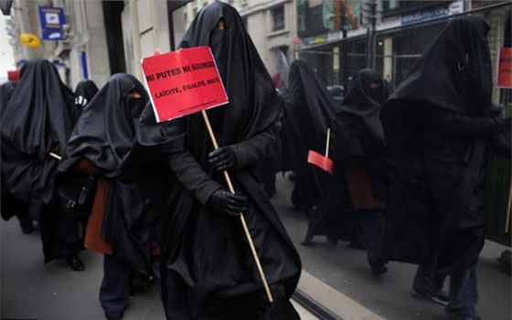 مصر اليوم - تطبيق قانون حظر ارتداء الحجاب في فرنسا يُثير أعمال الشغب