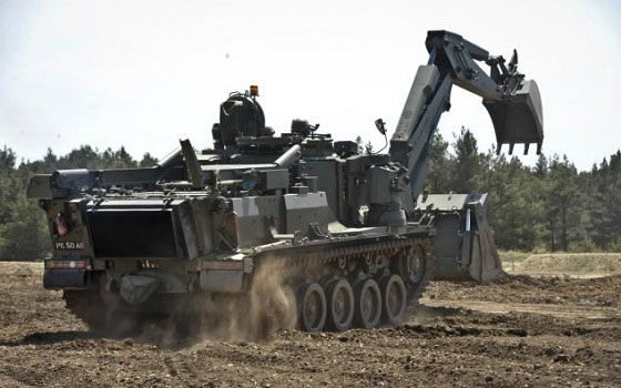   مصر اليوم - الجيش البريطاني يقدم أحدث مركبة قتالية هندسية بالتحكم عن بعد