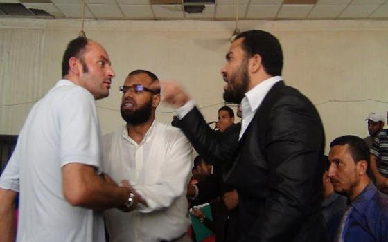   مصر اليوم - اشتباكات ببن أنصار مرسي ونشطاء أثناء نظر قضية سجناء النطرون