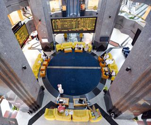   مصر اليوم - مشتريات المواطنين تدعم ارتداد سوق أبوظبي