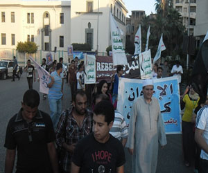   مصر اليوم - مظاهرة للقوى السياسية في الدقهلية لمنع دخول المحافظ الأخواني مكتبه