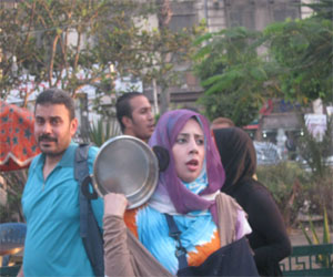   مصر اليوم - وقفة احتجاجية بالملابس القديمة والأواني الفارغة في الإسكندرية