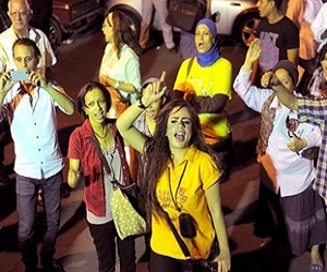 مصر اليوم - تزايد أعداد المحتجين أمام ديوان محافظة الأقصر احتجاجًا على تعين الخياط