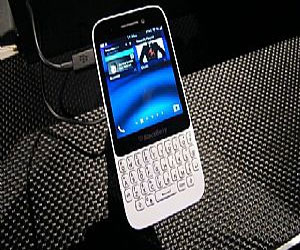 مصر اليوم - BLACKBERRY Q5 هاتف جديد بنظام بلاكبيري 10