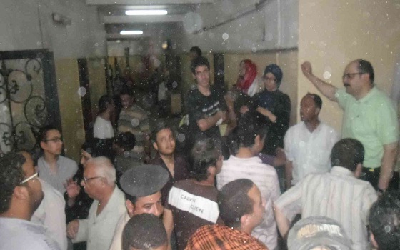   مصر اليوم - أعضاء الحركات الشبابية يحاصرون مكتب محافظ الدقهلية ويمنعونه من الخروج