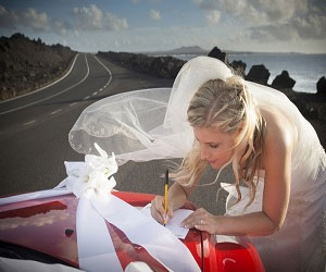 مصر اليوم - من قاعة الزفاف إلى غرفة الامتحان وبفستان العرس