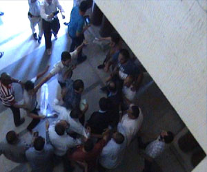   مصر اليوم - محتجون في الإسماعيلية يرشقون المحافظ الجديد بالأحذية