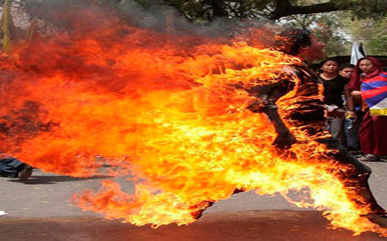 مصر اليوم - فنان مغربي يوجه دعوة عامة لحفل إحراق نفسه