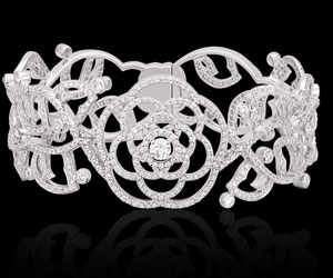   مصر اليوم - سوار من الذهب والألماس آخر إبداعات شانيل