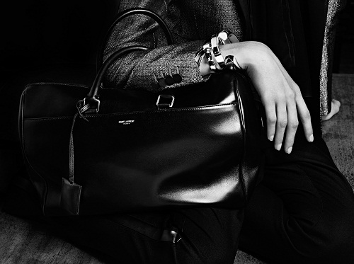 مصر اليوم - حقيبة اليد الرجالية موضة الموسم بامتياز