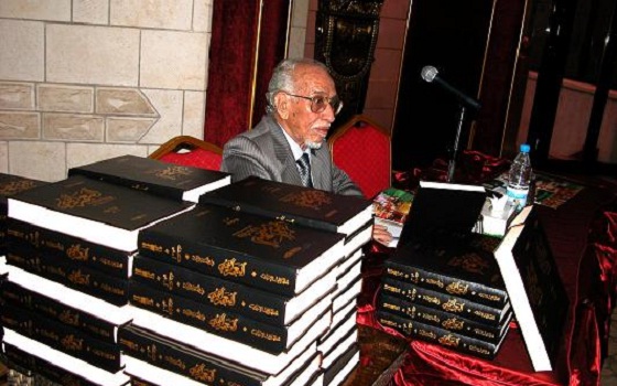 مصر اليوم - مطهر الإرياني يوقع الطبعة الثانية من كتابهالمعجم اليمني في اللغة والتراث