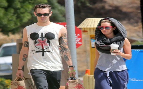   مصر اليوم - الوشاح بألوانه و أشكاله المختلفة الموضة الرائجة للمشاهير طول العام