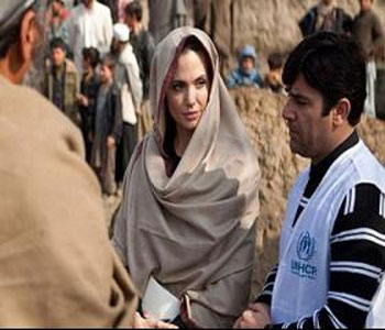 مصر اليوم - جولي تناشد العالم مساعدة اللاجئين السوريين