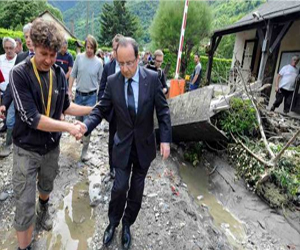   مصر اليوم - الرئيس الفرنسي يتفقد بلدة متضررة من الفيضانات