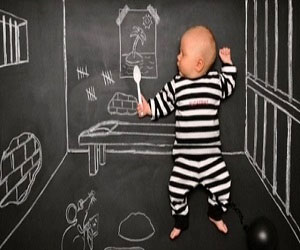 مصر اليوم - أم أميركية تجعل طفلها الرضيع جزءاً من لوحاتها