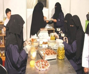 مصر اليوم - سعوديات يعملن في مصنع لإنتاج زيت الزيتون في تبوك