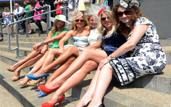   مصر اليوم - مهرجان رويال أسكوت الملكي البريطاني للخيول وجنون التنورات القصيرة