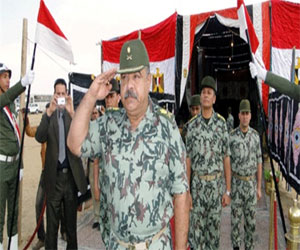   مصر اليوم - قائد الجيش الثاني الميداني يتفقد قواته في سيناء