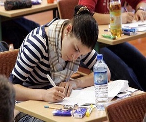   مصر اليوم - أم تحاول خوض الامتحانات بدل إبنتها