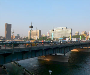   مصر اليوم - انتحار نشطاء رمزيًا احتجاجًا على أحوال مصر