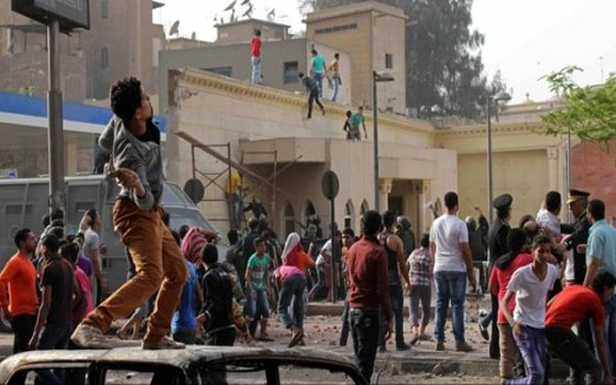   مصر اليوم - متظاهرون يحتجون أمام قصر رأس التين للمطالبة برحيل الرئيس مرسي