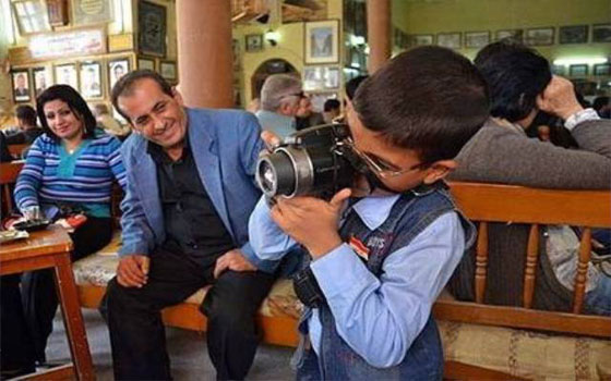 مصر اليوم - أصغر فوتوغرافي عراقي يقيم معرضه الـ15 باسم ورود في واسط