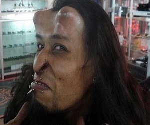   مصر اليوم - بريطاني يجري عمليات تقبيح ليتشبه بالشيطان