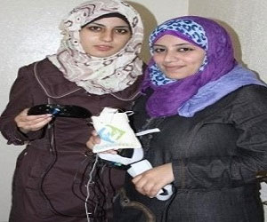 مصر اليوم - مهندستان فلسطينيتان تخترعان نظارة ناطقة للمكفوفين