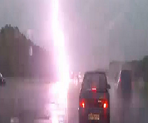 مصر اليوم - أم روسية وإبنتها تنجوان من البرق مرتين