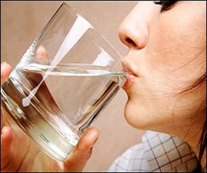   مصر اليوم - أبحاث تؤكد ان شرب المياه مهم عن الطعام