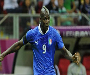   مصر اليوم - ماريو بالوتيللي يشعر بالألفة والسعادة في أحياء البرازيل الفقيرة