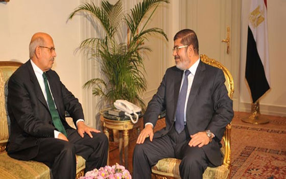   مصر اليوم - مرسي يتعهد بكشف حقائق جديدة عن المؤامرات ويؤكد مواجهة التظاهرات بالقانون