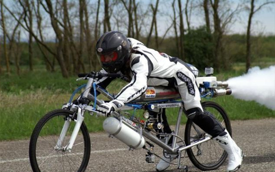   مصر اليوم - جيسي يكسر الرقم القياسي العالمي لسرعة الدراجات العادية