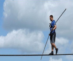   مصر اليوم - مغامر أميركي يحاول اجتياز غراند كانيون على حبل مشدود