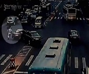   مصر اليوم - كاميرات المراقبة تلتقط صينيًا يطارد إبنه بطريقة الأكشن