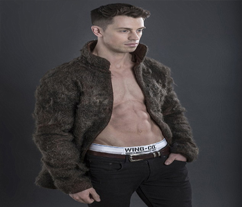 مصر اليوم - صنع معطف احتجاجاً على اختفاء الذكورة لدى الرجال