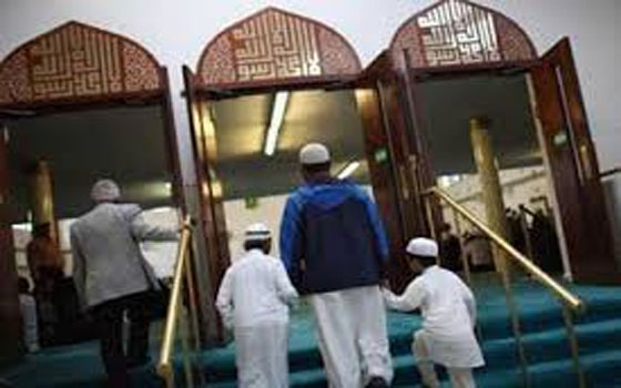   مصر اليوم - انفجار قنبلة بدائية الصنع قرب مسجد في بريطانيا