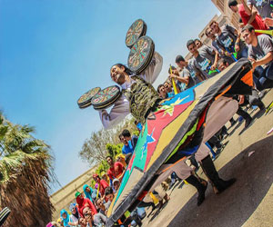   مصر اليوم - طلاب هندسة حلوان يحتفلون بـالفوتو داى بمسدسات المياه وعرض التنورة