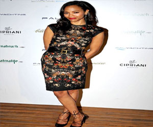   مصر اليوم - زوي سالدانا بفستان أسود مزين بالورود في حفل افتتاح فندق تركي