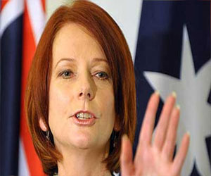 مصر اليوم - رئيسة وزراء استراليا تُحيك لعبة كنغر لطفل كايت ووليام