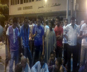   مصر اليوم - العشرات يواصلون اعتصامهم أمام ديوان عام محافظة الأقصر برغم استقالة المحافظ