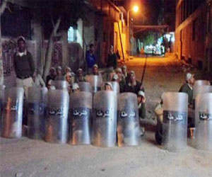   مصر اليوم - استعدادات أمنية في السويس بالأبواب الحديدية والمتاريس