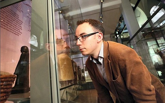 مصر اليوم - غموض بشأن تحرك تمثال فرعوني في متحف بريطاني في مانشستر