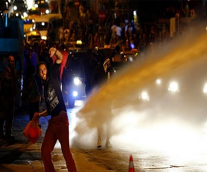   مصر اليوم - الشرطة التركية تستخدم خراطيم المياه والغاز المسيل للدموع لتفريق المتظاهرين في أنقرة