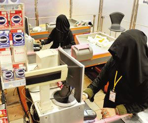   مصر اليوم - منع السعوديات من العمل كـنادلة أو كاشيرة في المطاعم