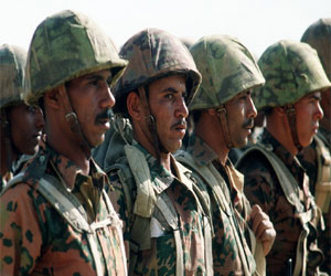   مصر اليوم - شارات خاصة للشرطة والجيش على الزي في السويس